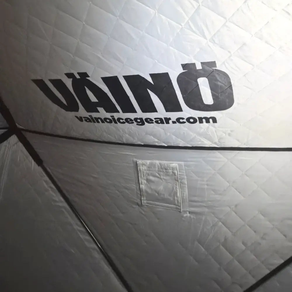 Valkoinen tikattu väinö ice lodge 800 pilkkiteltta jossa musta vaino-brändäys ja verkkosivun osoite