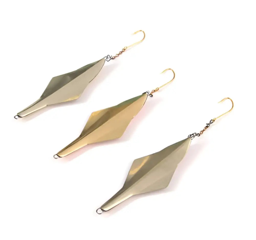 Vähänkultaiset geometric muotoiset korvakorut metallinhohtoisella pinnalla ja koukkukiinnityksellä väinö kiehimä 55mm pystypilkki