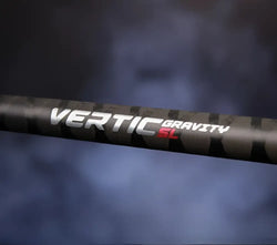 Mustan hiilikuituisen vertic gravity sl hyrräkelavan takaosa valkoisilla ja punaisilla kirjaimilla merkityllä brandingilla