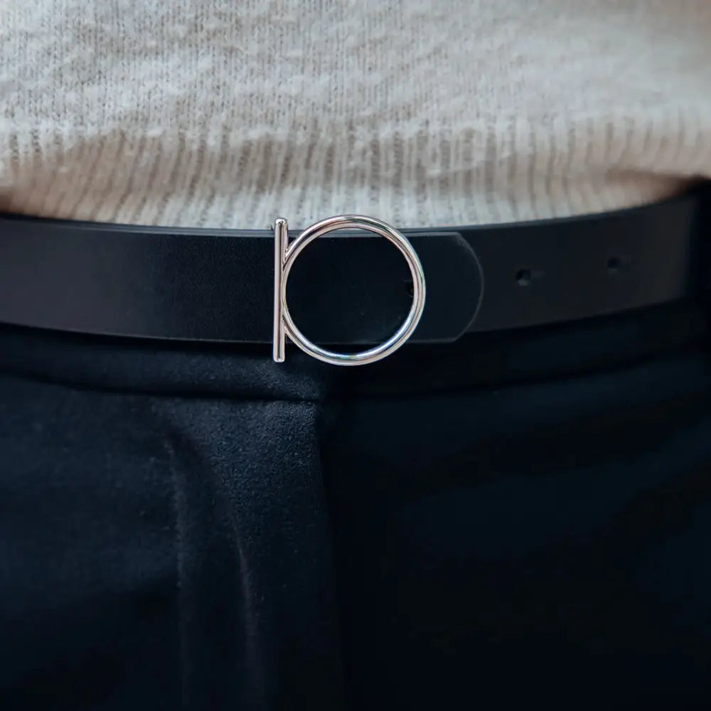 Musta omenanahkainen vyö hopeanvärisellä abstraktilu geometric-solkilla minimalistiseen tyyliin