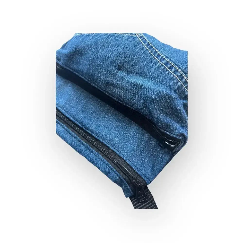 Sininen denim vyölaukku, jossa on musta vetoketju ja hihna, vyölaukku farkku -tuotteessa
