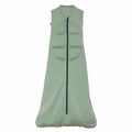 Pehmoinen, salviavihreä sleeveless weighted swaddle minibabydeepsleep® keskellä musta vetoketju ja pehmustetut osat mukavuuteen
