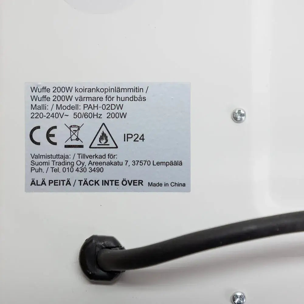 Valkoinen wuffe pah-02dw 200w koirankopinlämmitin mustalla virtajohdolla ja turvasertifikaateilla takapuolelta